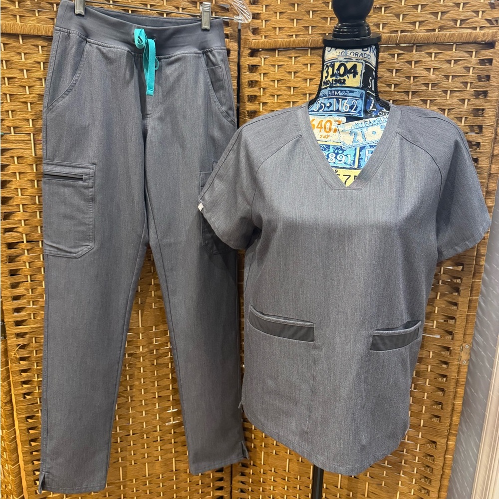 Figs Graphite Scrub Suit w/ Straight Leg Pants.  T XS, P XXS/T